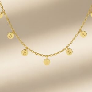 Goudkleurige Naamketting met Meerdere Rondjes Letters van Zilver Names4ever close up