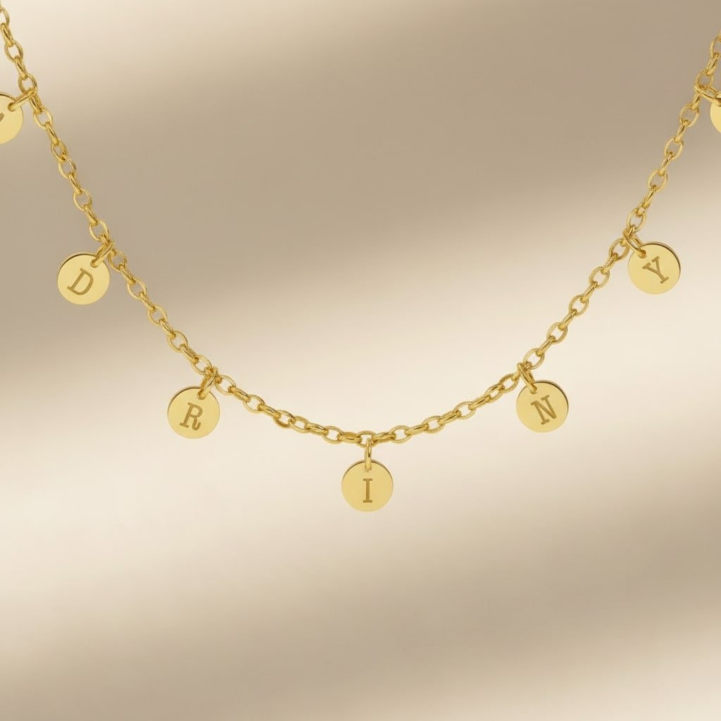 Goudkleurige Naamketting met Meerdere Rondjes Letters van Zilver Names4ever close up