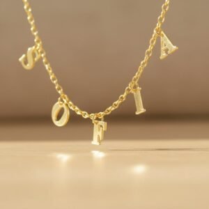 Moederdag Goudkleurige Naamketting met Losse Letters van Zilver Names4ever hangend