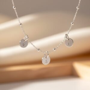 Moederdag Sieraad Names4ever Zilveren Ketting met Ronde Initiaal Hangers grijze achtergornd
