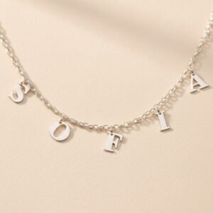 Naamketting met Losse Letters van Zilver Names4ever hangend