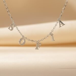 Naamketting met Losse Letters van Zilver Names4ever tafel