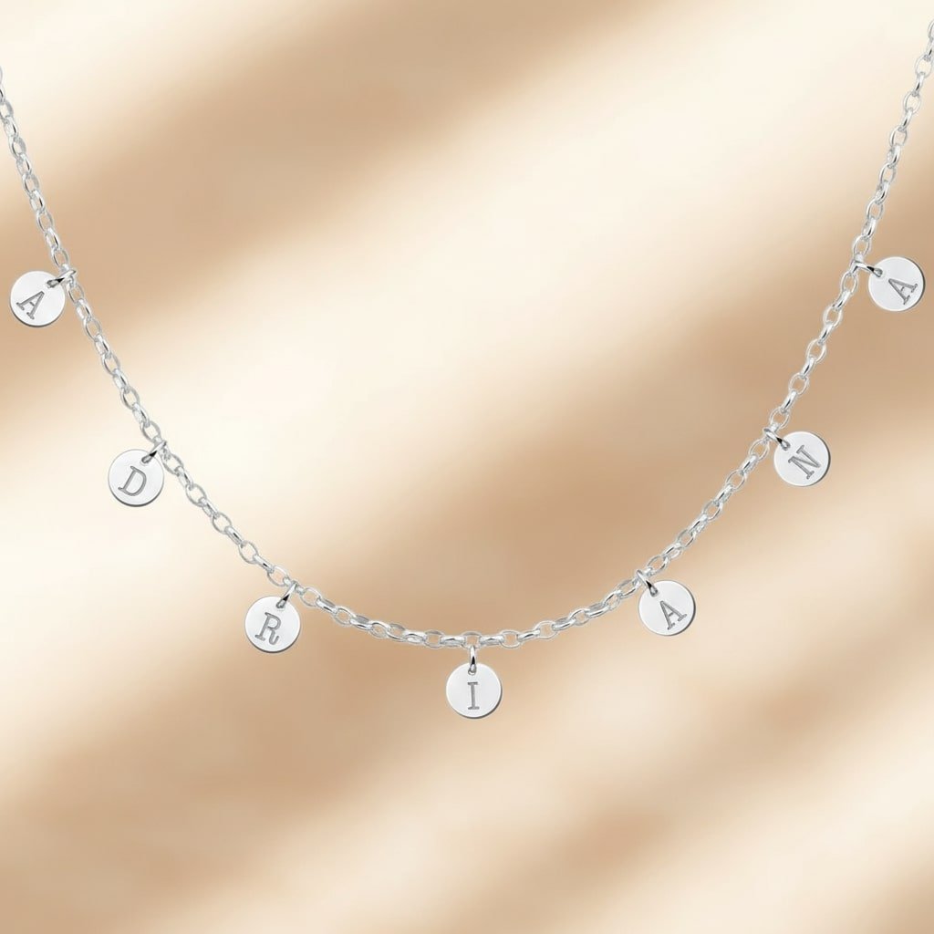 Naamketting met Meerdere Rondjes en Letters van Zilver Names4ever hangend