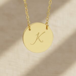 Names4ever Gouden Ronde Initiaal Hanger met Ketting GMNH004 hangend