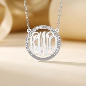 Names4ever Medium Monogram Hanger met Namen + Ketting ZMH022 hangend