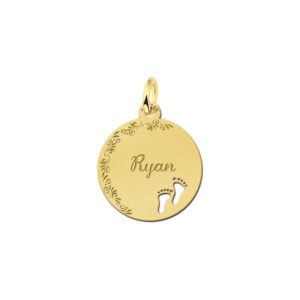 Gouden hangertje rond met je naam met bloemrand en voetjes. - Names4ever