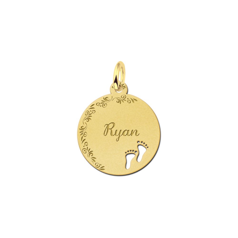 Gouden hangertje rond met je naam met bloemrand en voetjes. - Names4ever