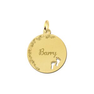 Gouden hangertje rond met je naam met bloemrand en voetjes. - Names4ever