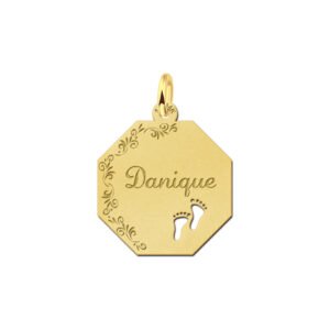 Graveerplaat van goud met je naam en voetjes - Names4ever