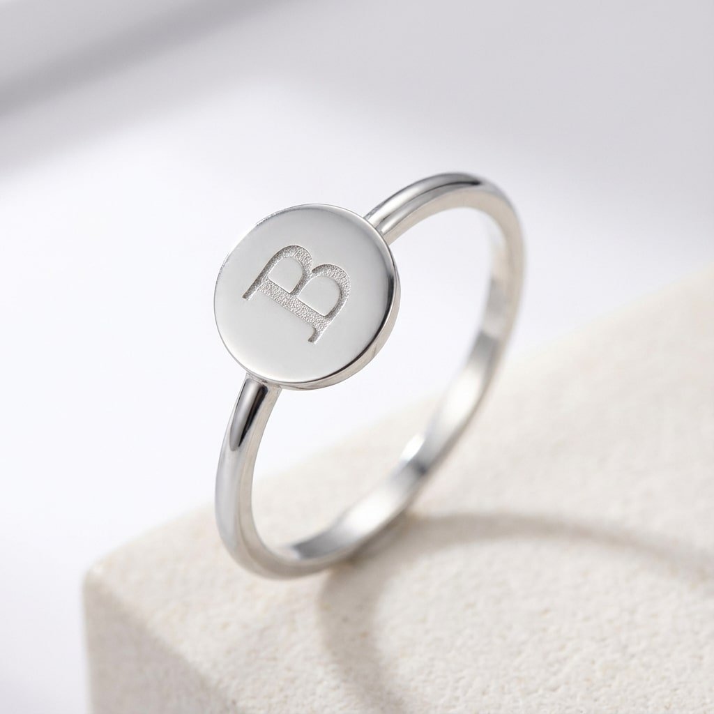 Disc Zilveren Ring met Initiaal Names4ever staand