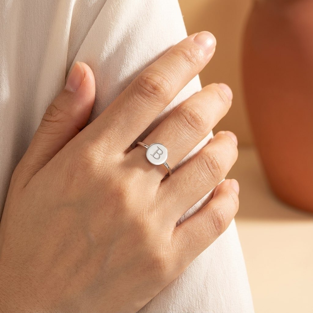 Disc Zilveren Ring met Initiaal Names4ever hand