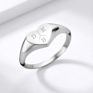 Zilveren Zegelring Hartvorm met Drie Initialen Names4ever staand