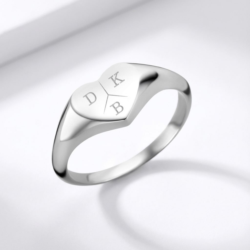 Zilveren Zegelring Hartvorm met Drie Initialen Names4ever staand