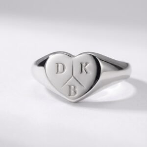 Zilveren Zegelring Hartvorm met Drie Initialen Names4ever liggend