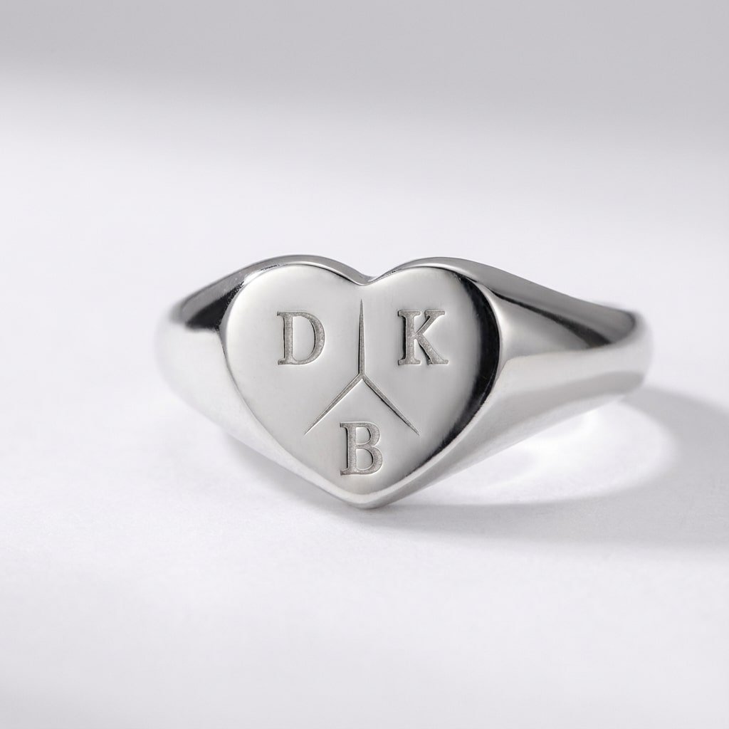 Zilveren Zegelring Hartvorm met Drie Initialen Names4ever liggend