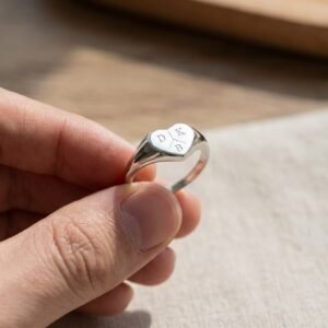 Zilveren Zegelring Hartvorm met Drie Initialen Names4ever hand