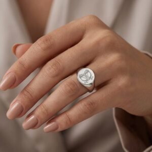 Zilveren Ronde Zegelring met Initiaal en Naam | Names4ever hand