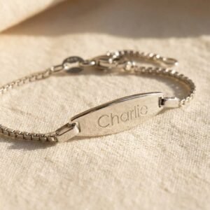 Ovaal Baby armband van zilver – Names4ever liggend 2