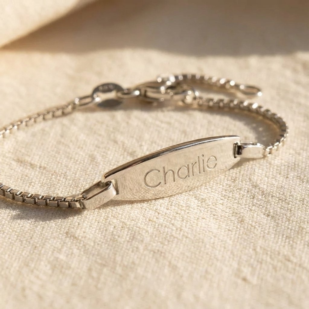 Ovaal Baby armband van zilver – Names4ever liggend 2