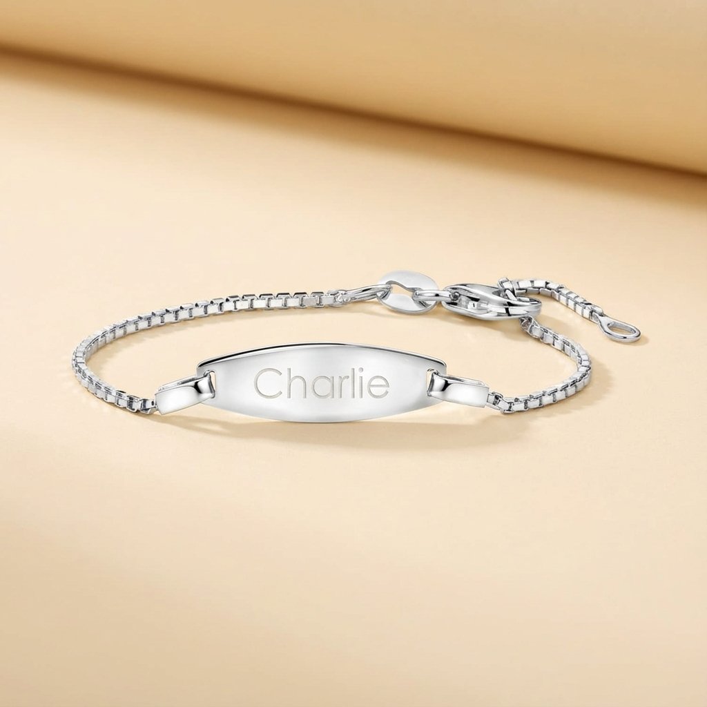 Ovaal Baby armband van zilver – Names4ever liggend
