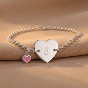 Names4ever Zilveren Baby Armbandje in Hartvorm met Letter liggend