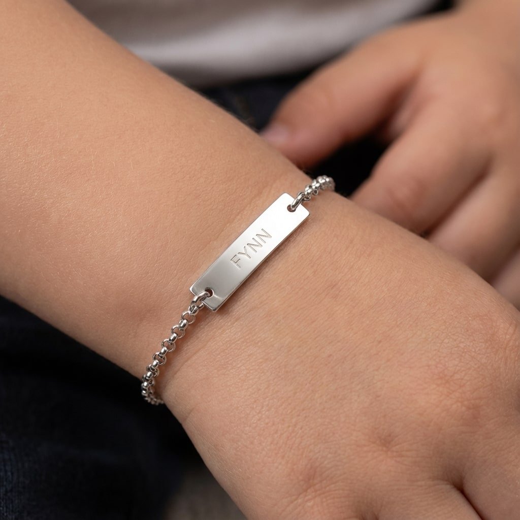 Names4ever Zilveren Baby Armbandje met Naamplaatje model