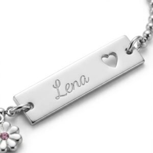 Names4ever Zilveren Baby Armbandje met Naamplaatje en Bloemetje close up