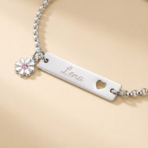 Names4ever Zilveren Baby Armbandje met Naamplaatje en Bloemetje creme