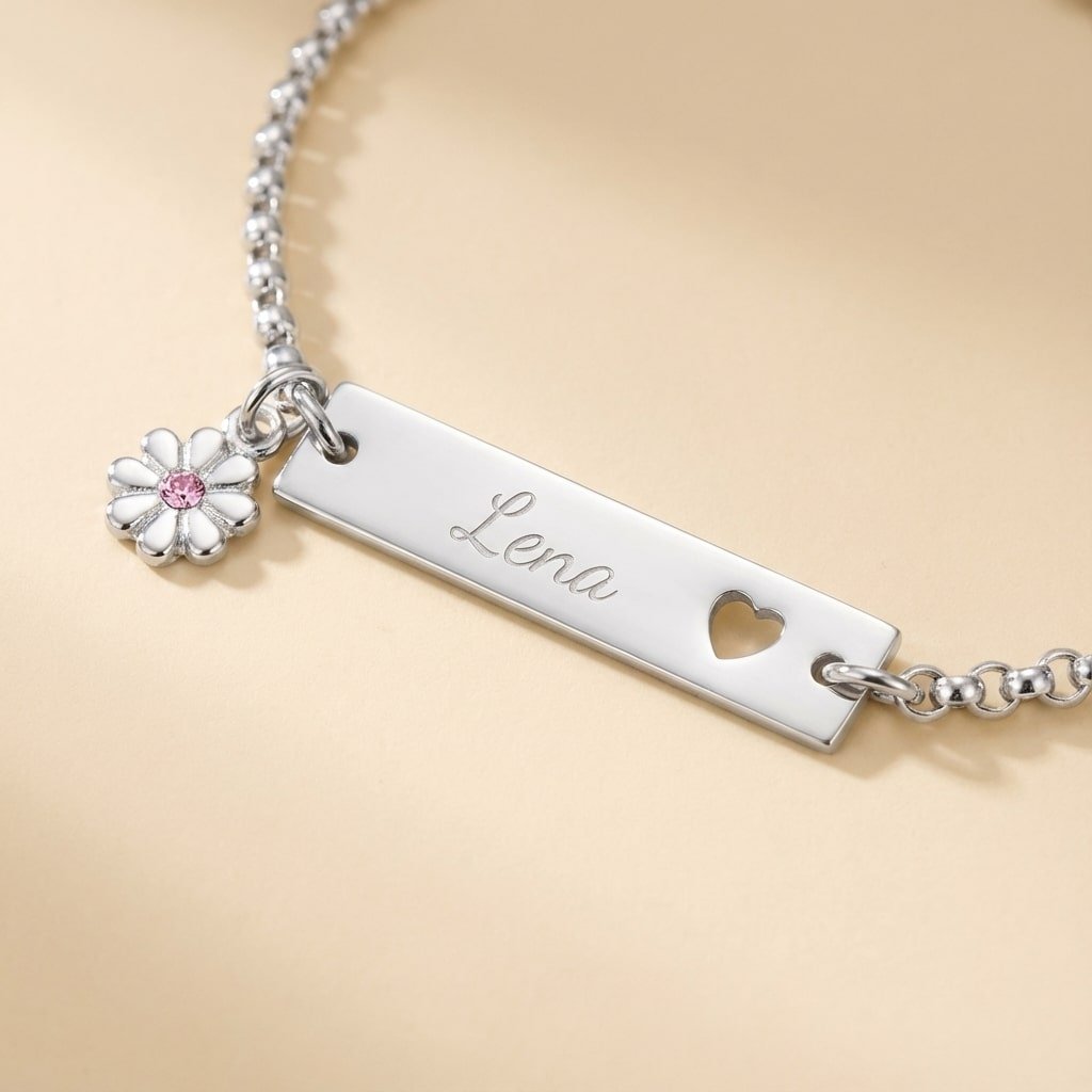 Names4ever Zilveren Baby Armbandje met Naamplaatje en Bloemetje creme