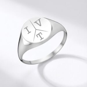 Ronde Zilveren Zegelring met Drie Initialen | Names4ever staand