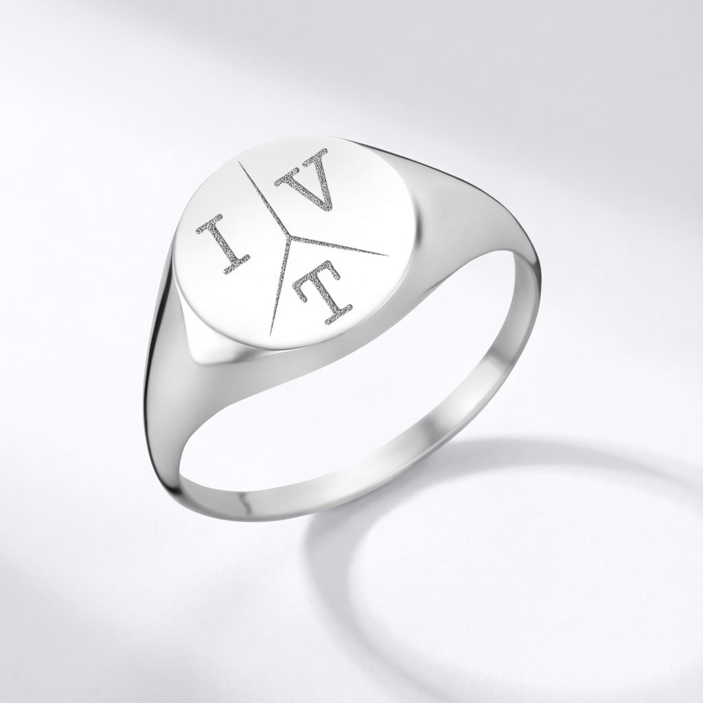 Ronde Zilveren Zegelring met Drie Initialen | Names4ever staand