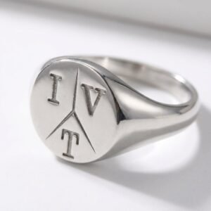 Ronde Zilveren Zegelring met Drie Initialen | Names4ever liggend
