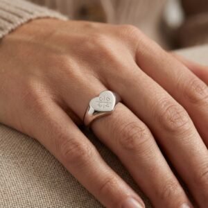 Hartvormige Zilveren Zegelring met Vier Initialen | Names4ever hand