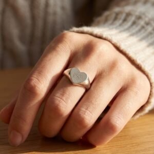 Hartvormige Zilveren Zegelring met Vier Initialen | Names4ever model