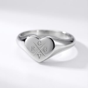 Hartvormige Zilveren Zegelring met Vier Initialen | Names4ever liggend