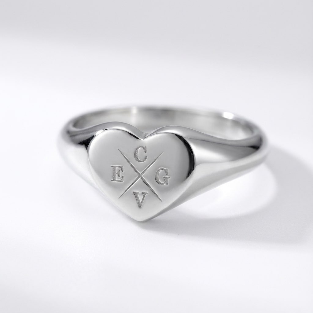Hartvormige Zilveren Zegelring met Vier Initialen | Names4ever liggend