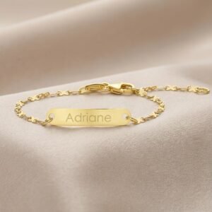 Gouden Baby armband met naamgravure Fantasie – Names4ever liggend
