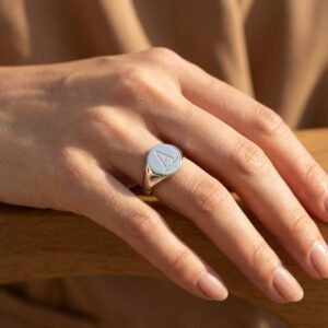 Ronde Zilveren Zegelring met Initiaal | Names4ever model