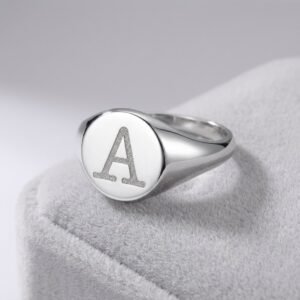 Ronde Zilveren Zegelring met Initiaal | Names4ever model liggend