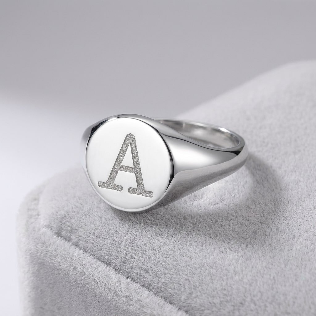 Ronde Zilveren Zegelring met Initiaal | Names4ever model liggend