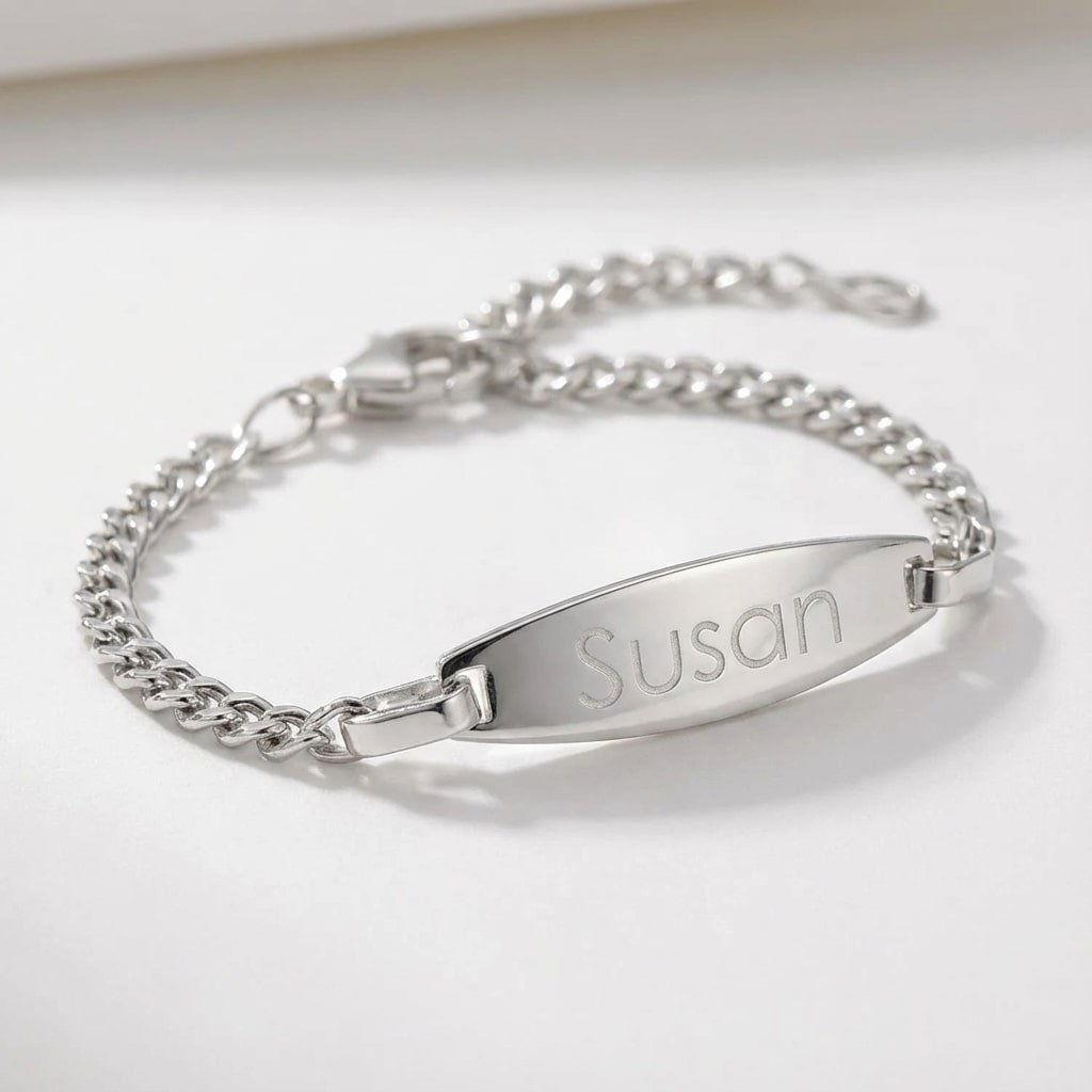 Ovaal Babyarmband figaro van zilver – Names4ever liggend