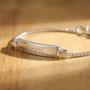 Baby armband van zilver – Names4ever hout