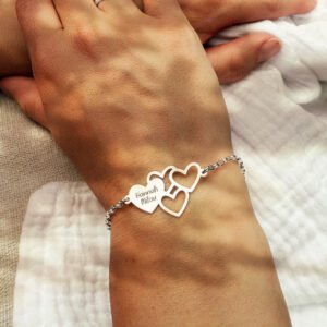 Zilveren armband met namen en hartjes om de pols - Names4ever