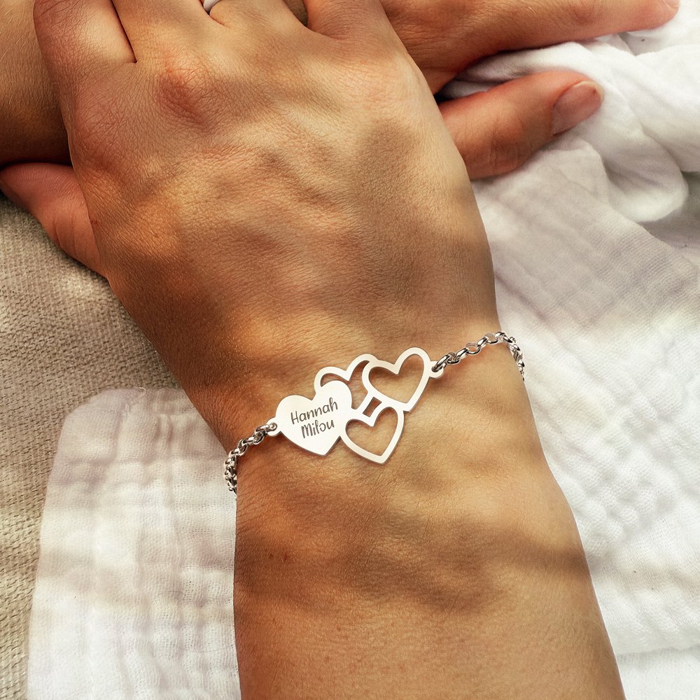 Zilveren armband met namen en hartjes om de pols - Names4ever