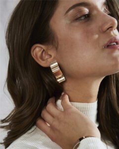 Rosefield Wave Charm oorbel – roségoudkleurig – productfoto 2