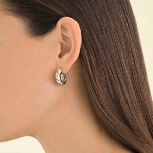 Rosefield Shell Enamel oorbellen – goudkleurig – productfoto 2