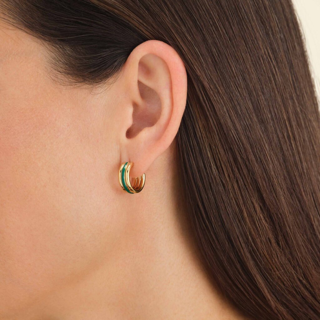 Rosefield Triple oorring Emerald – goudkleurig – productfoto 2
