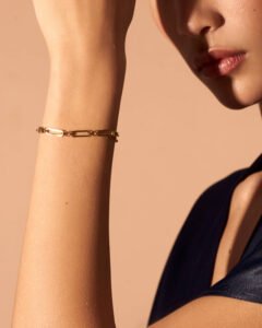 Rosefield Chunky armband – goudkleurig – productfoto 2