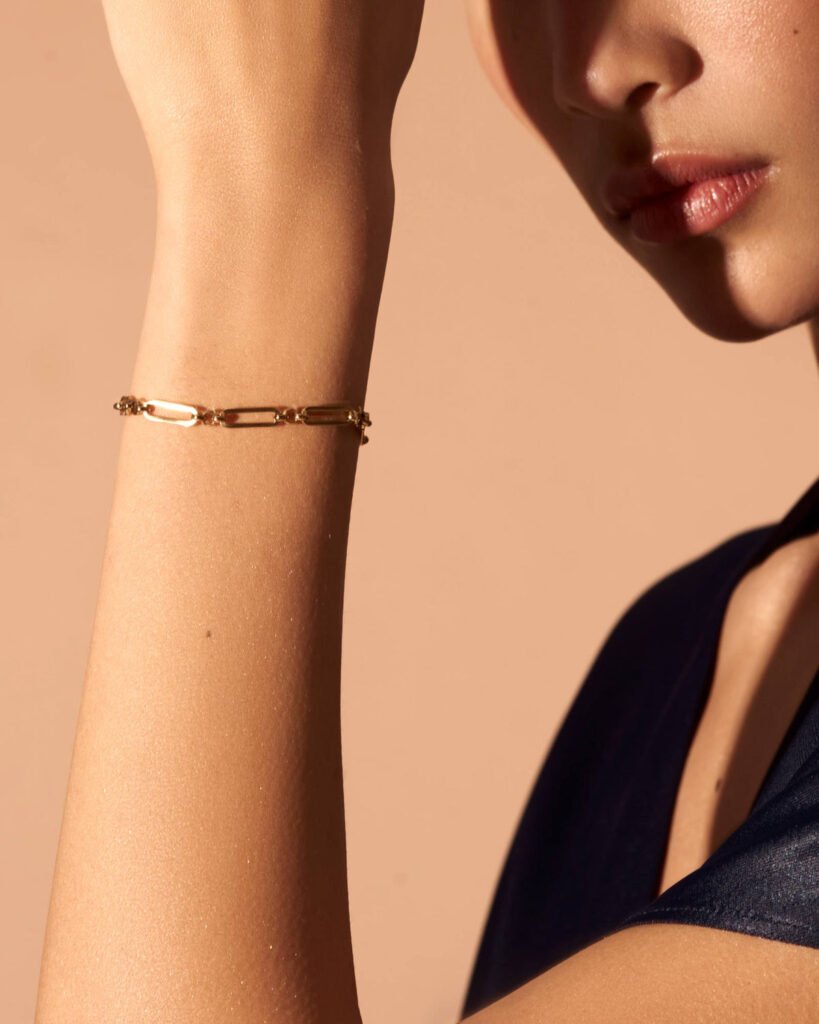 Rosefield Chunky armband – goudkleurig – productfoto 2