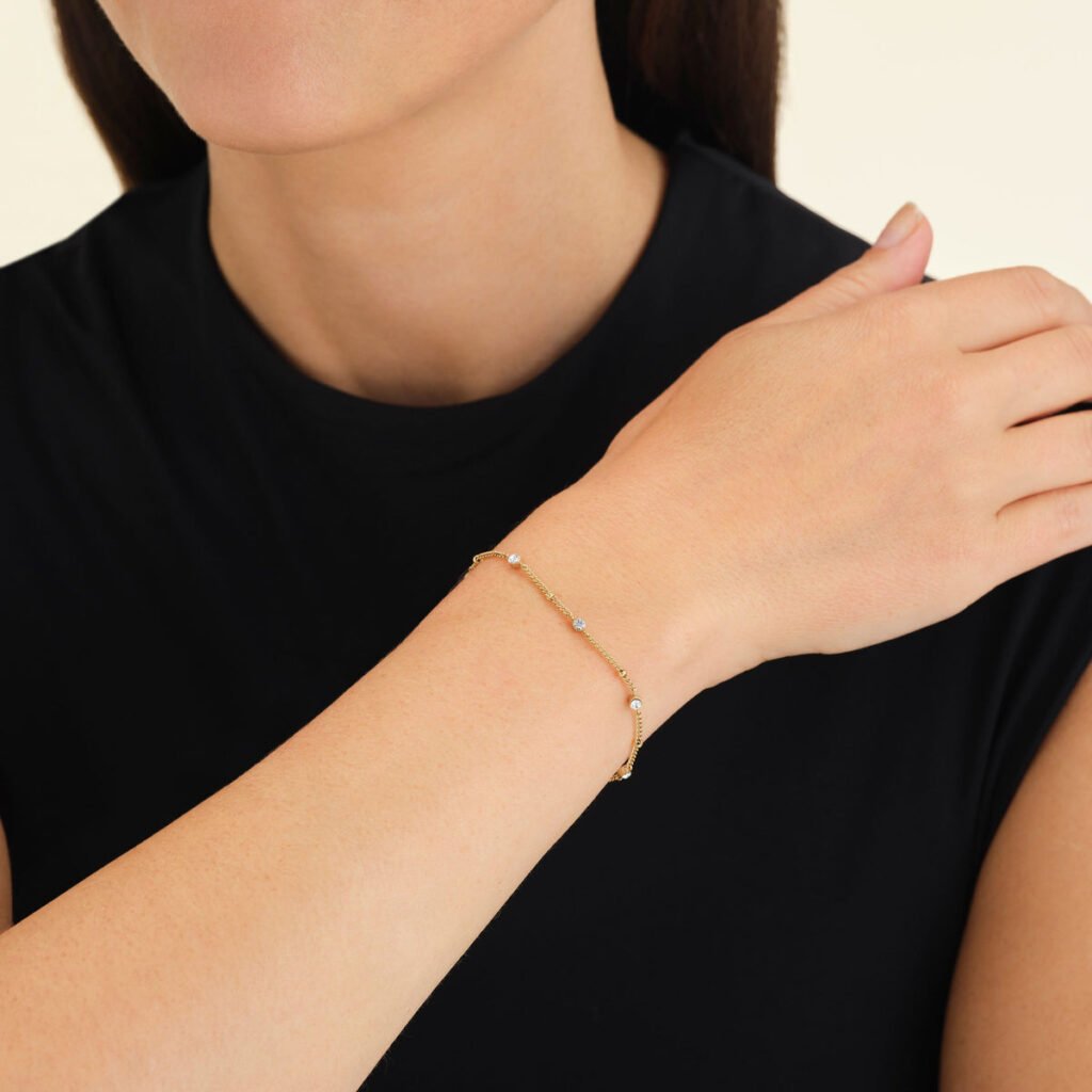 Rosefield Multi Crystal armband – goudkleurig – productfoto 2